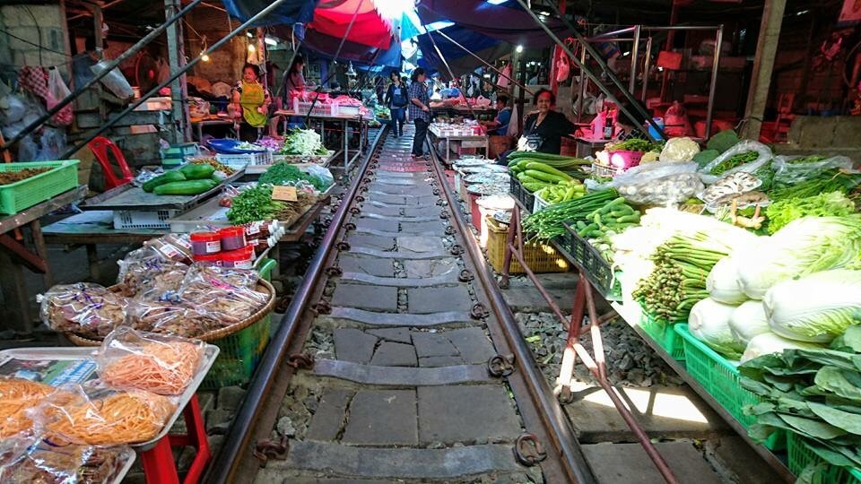 鉄道市場として有名な「メークロン線路市場」ご到着、自由散策